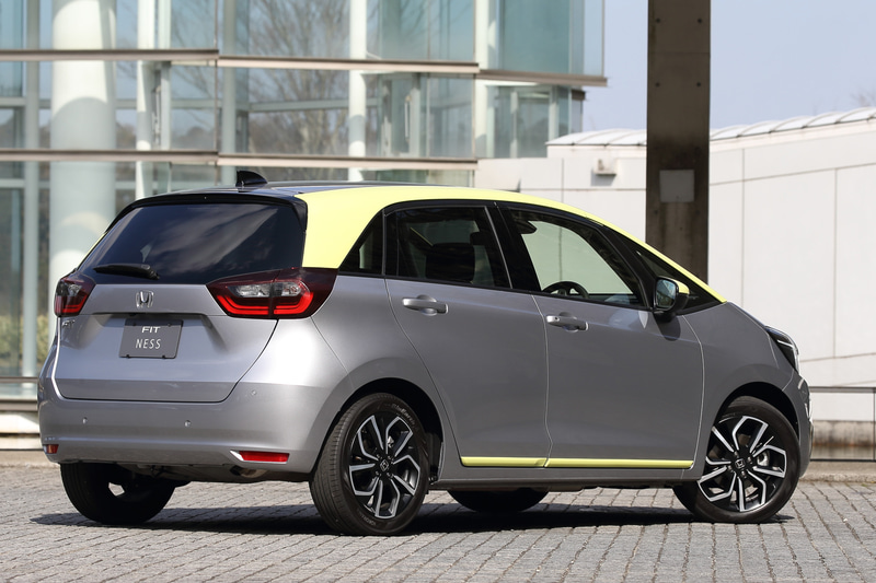 写真はガソリン、FFモデルのNESS（187万7700円）。ボディサイズは3995×1695×1540mm（全長×全幅×全高）で、ホイールベースは2530mm