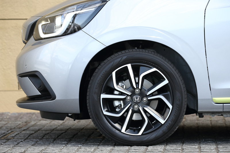 ぬくもりと親しみを感じさせる表情と低重心にしたことで、一緒にいたくなる「親近感」と「安心感」を表現したという新型フィットのデザイン