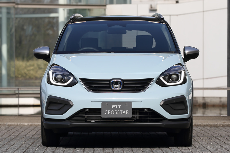 オフロードテイストなデザインを用いることで、ガラリと印象の異なるCROSSTARは、専用バンパーやオーバーフェンダーを装備し、さらにオプションのルーフレールを装着するとボディサイズが4090×1725×1570mm（全長×全幅×全高）と圧倒的なボリューム感となる。また、最低地上高も他グレードよりも25mm高く、荒れた道の走破性も高い。ホイールベースは2530mmで同じ。写真はe:HEVエンジン、FFのCROSSTAR（228万8000円）