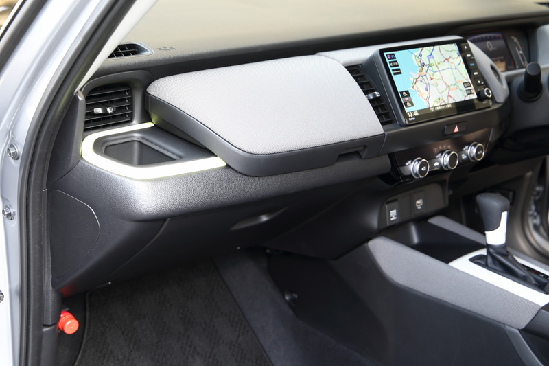 助手席の前には上段にインパネアッパーボックス、下段にグローブボックスが設けられる