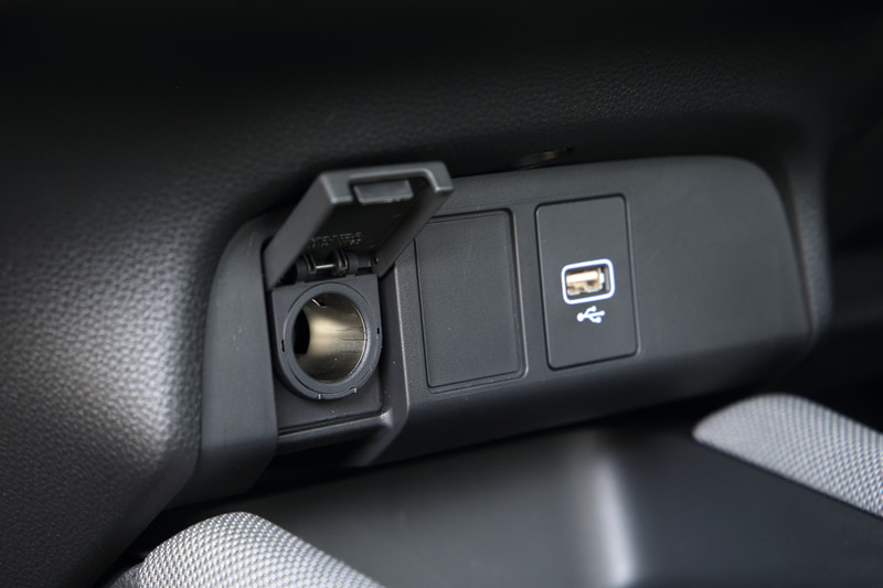 センターコンソールには12VシガーソケットとUSBポートが配置される