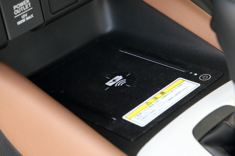 LUEXのみセンターコンソール用のワイヤレス充電器がメーカーオプションとして設定されている