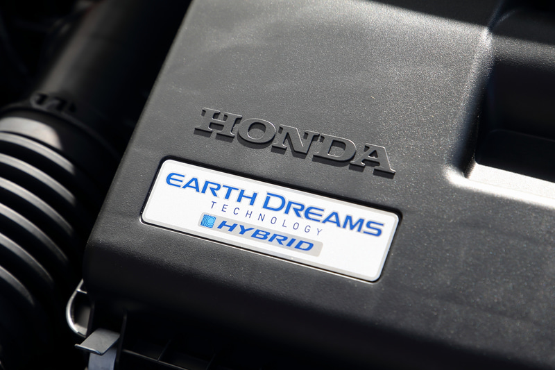 インサイトなどに搭載される「H4」型モーターを小型化した新開発「H5」型モーターと、アトキンソンサイクルや電動VTCなどの採用によって高い熱効率を誇る直列4気筒DOHC 1.5リッターエンジン(LEB型)が組み合わされ、モーターでは最高出力80kW(109PS)/3500-8000rpm、最大トルク253Nm(25.8kgm)/0-3000rpm、エンジンでは最高出力72kW(98PS)/5600-6400rpm、最大トルク127Nm(13.0kgm)/4500-5000rpmを発生する。パーキングブレーキは電動化されている