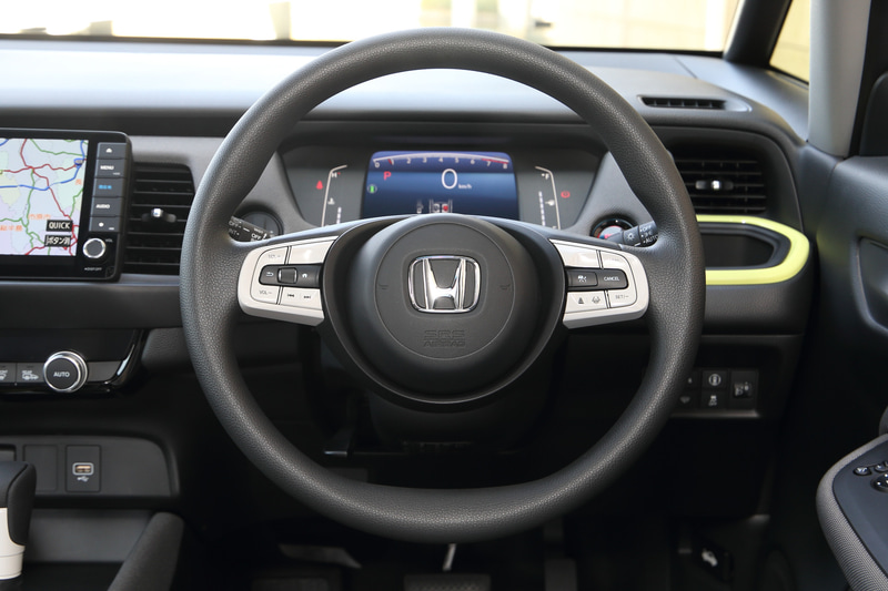 ステアリングはシンプルな2本スポーク形状