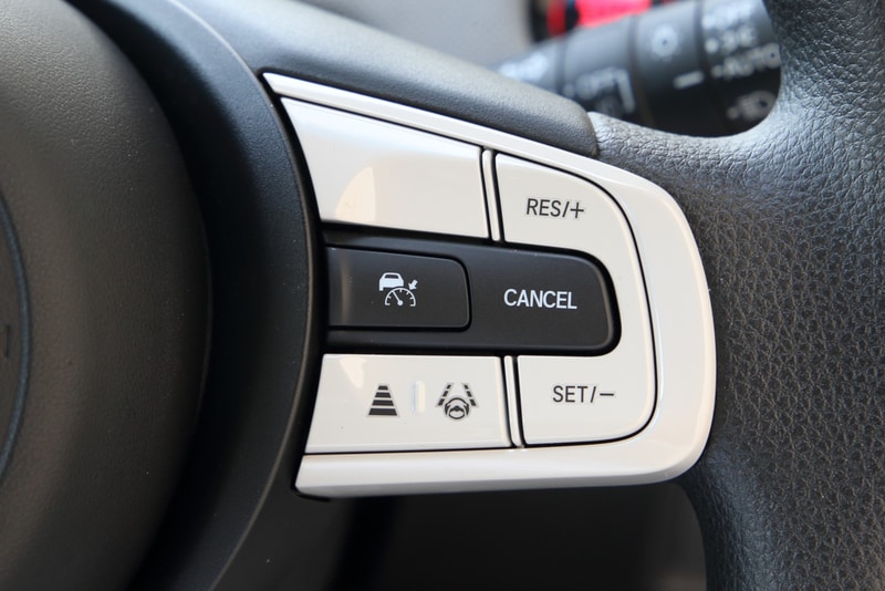 ステアリングの右側には「アダプティブクルーズコントロール（ACC）」「車線維持支援システム（LKAS）」といった安全運転支援システム「Honda SENSING」の操作ボタンを配備