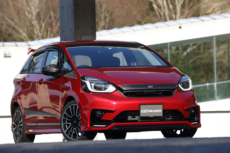 無限では「LIFE IS SPORTS」をコンセプトに、“駆け抜ける”アクティブなイメージを表現した「Dash（上）」と、“弾むように”楽しむイメージを表現した「Skip（下）」の2タイプのエアロパーツをラインアップ