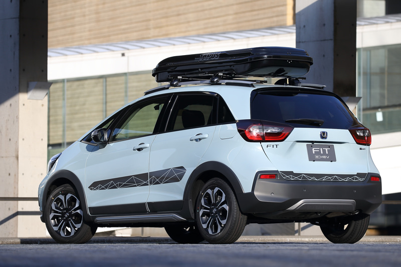 高輝度シルバーの「ロアガーニッシュ」や「クロスバー」はCROSSTAR専用アイテム。タフな印象を与えるとともに「LEDフォグライト」「デカールボディサイド」「デカールテールゲート」でスタイリングに個性をプラスしている