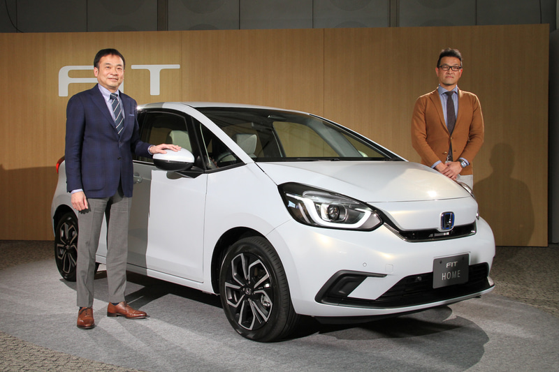 新型「フィット」の発表会に出席した本田技研工業株式会社 日本本部長 寺谷公良氏（左）、開発責任者 田中健樹氏（右）