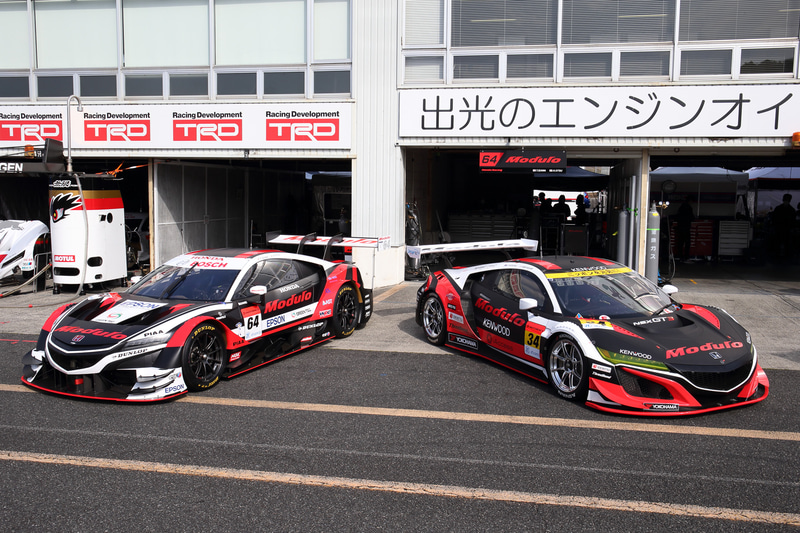 2020年仕様のカラーリングが施された64号車 Modulo NSX-GT（左）と34号車 Modulo KENWOOD NSX GT3（右）
