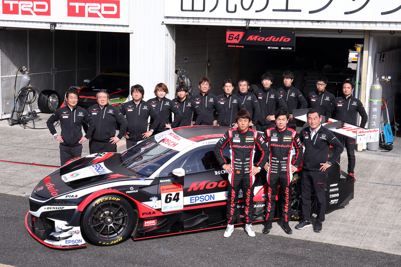64号車 Modulo NSX-GTとチームスタッフの集合写真。ドライバーは伊沢拓也選手と大津弘樹選手が起用されている