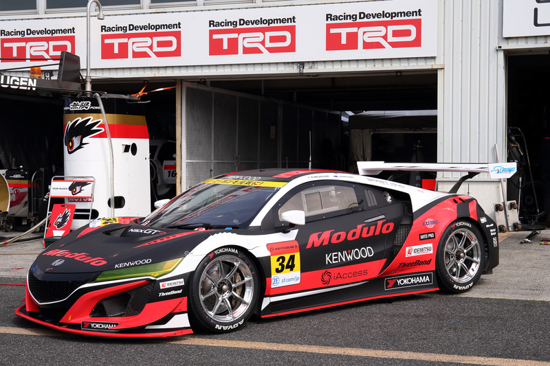 34号車 Modulo KENWOOD NSX GT3とチームスタッフの集合写真。ドライバーは道上龍選手とジェイク・パーソンズ選手が起用されている