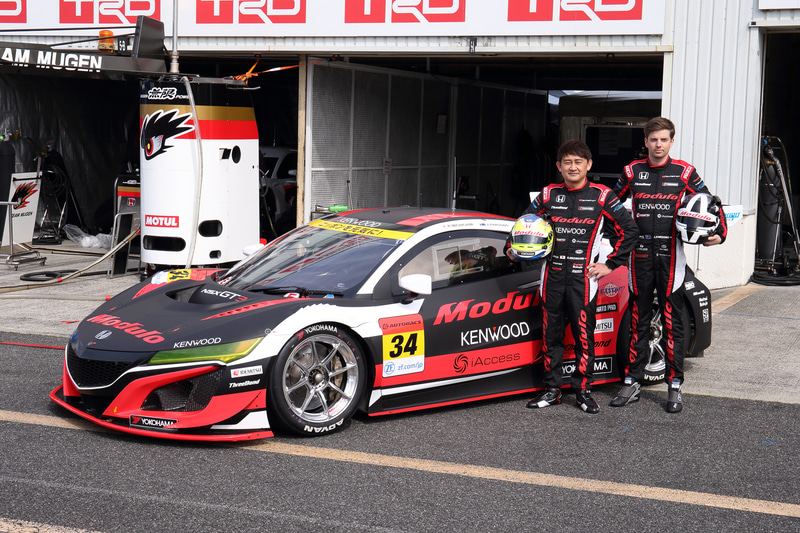 34号車 Modulo KENWOOD NSX GT3とチームスタッフの集合写真。ドライバーは道上龍選手とジェイク・パーソンズ選手が起用されている