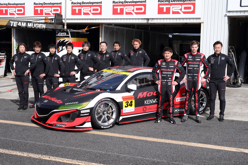 34号車 Modulo KENWOOD NSX GT3とチームスタッフの集合写真。ドライバーは道上龍選手とジェイク・パーソンズ選手が起用されている