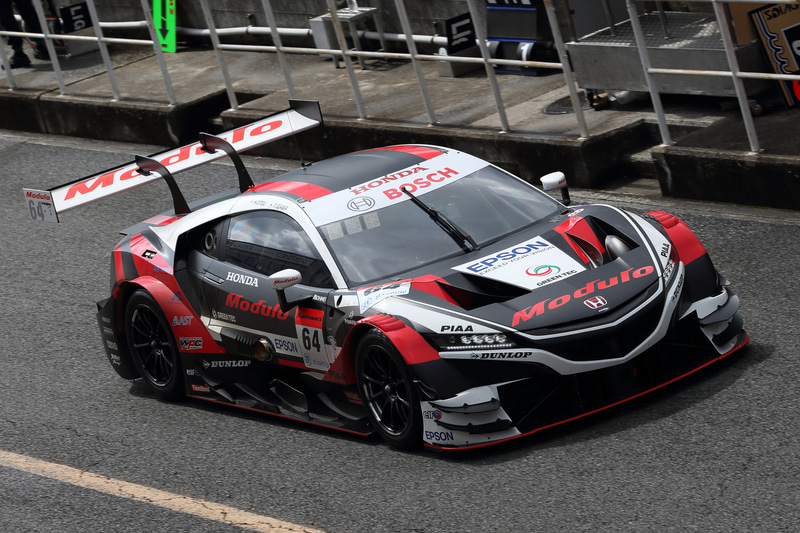 ピットエリア内で撮影された現場の緊張感を伝える写真も紹介されている