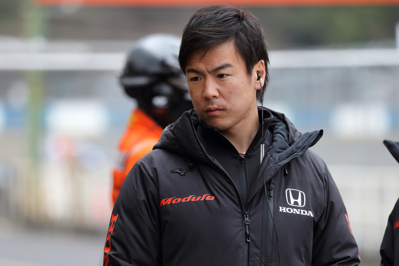 ピットエリア内で撮影された現場の緊張感を伝える写真も紹介されている