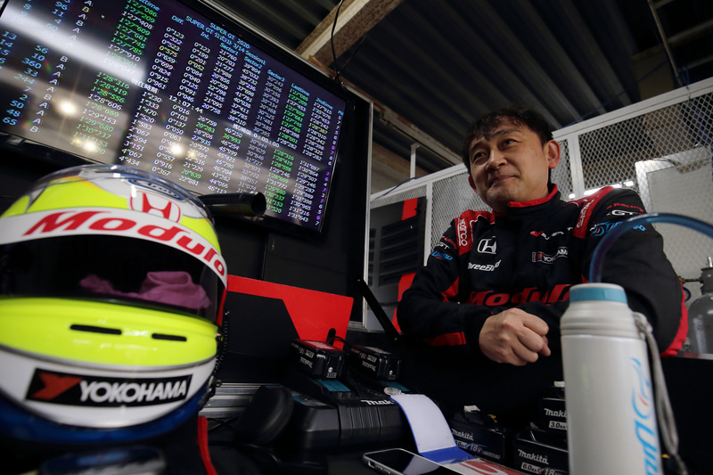 ピットエリア内で撮影された現場の緊張感を伝える写真も紹介されている