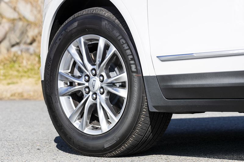 マイナーモデルチェンジでフロントグリルがこれまでの横桟タイプから変更された。装着するタイヤはミシュラン製「PREMIER LTX」（235/65R18）