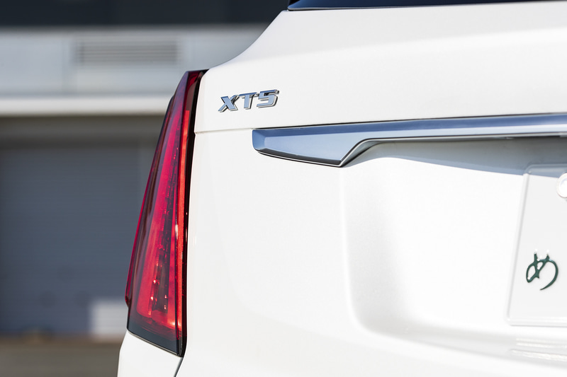 マイナーモデルチェンジでフロントグリルがこれまでの横桟タイプから変更された。装着するタイヤはミシュラン製「PREMIER LTX」（235/65R18）