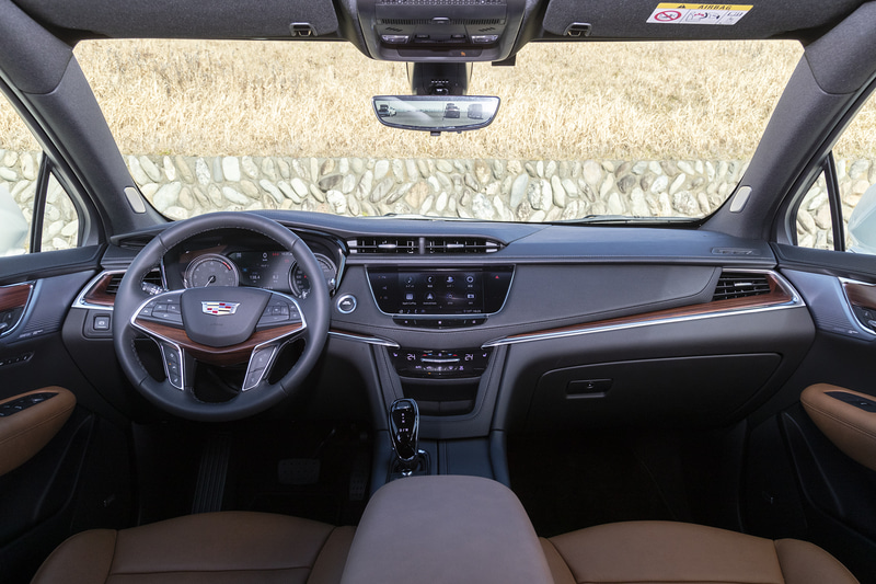 XT5のインテリア。明るいブラウンのレザーシートと各所に用いられたウッド調のパネルが上質感を演出する。ステアリングヒーターやフロントシートヒーターといった快適装備も標準装備されている