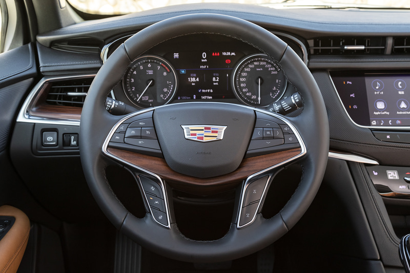 XT5のインテリア。明るいブラウンのレザーシートと各所に用いられたウッド調のパネルが上質感を演出する。ステアリングヒーターやフロントシートヒーターといった快適装備も標準装備されている