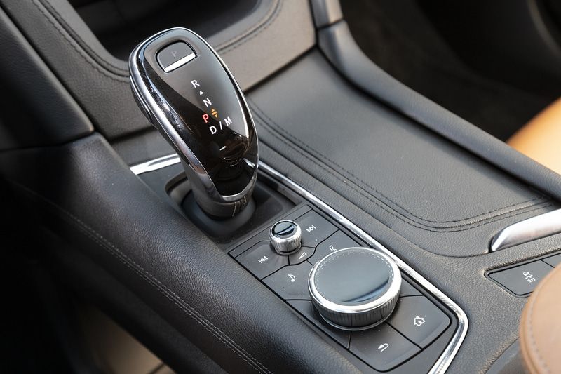 XT5のインテリア。明るいブラウンのレザーシートと各所に用いられたウッド調のパネルが上質感を演出する。ステアリングヒーターやフロントシートヒーターといった快適装備も標準装備されている