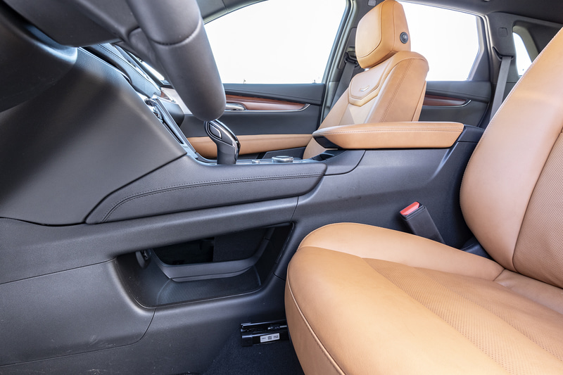 XT5のインテリア。明るいブラウンのレザーシートと各所に用いられたウッド調のパネルが上質感を演出する。ステアリングヒーターやフロントシートヒーターといった快適装備も標準装備されている