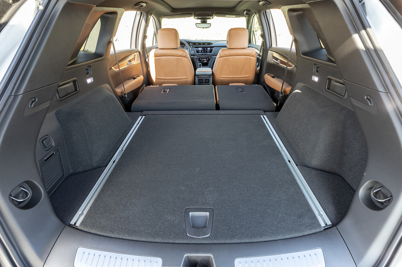 標準で約850L、シートをすべて倒すと約1784Lもの容量を誇る広々としたラゲッジルーム