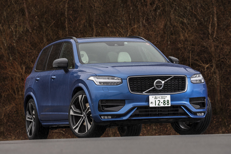 ボルボ「XC90 D5 AWD R-Design」（959万円）。ボディカラーは「バースティングブルーメタリック」。ボディサイズは4950×1960×1760mm（全長×全幅×全高）で、ホイールベースは2985mm。最小回転半径は6.0m