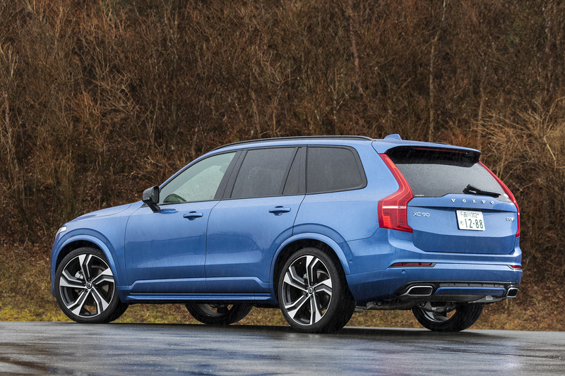 ボルボ「XC90 D5 AWD R-Design」（959万円）。ボディカラーは「バースティングブルーメタリック」。ボディサイズは4950×1960×1760mm（全長×全幅×全高）で、ホイールベースは2985mm。最小回転半径は6.0m