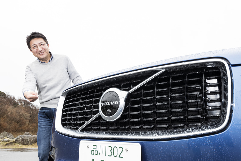 R-Design専用となるフロントグリルやフロント/リアバンパーを装着するほか、ドアミラーカバーやルーフレールなどにグロッシーブラックの専用アイテムを採用。アルミホイールも5ダブルスポーク（ダイヤモンドカット/ブラック）の専用デザイン。組み合わせるタイヤはピレリ製「SCORPION VERDE」（275/35R22）