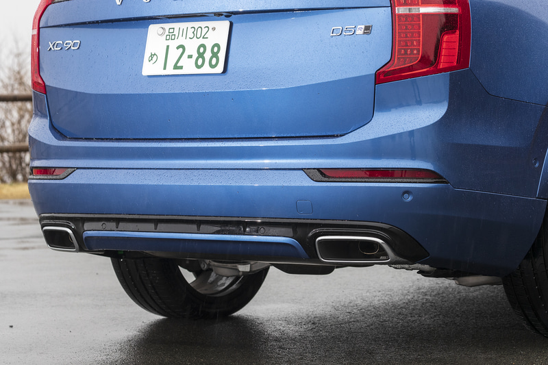 R-Design専用となるフロントグリルやフロント/リアバンパーを装着するほか、ドアミラーカバーやルーフレールなどにグロッシーブラックの専用アイテムを採用。アルミホイールも5ダブルスポーク（ダイヤモンドカット/ブラック）の専用デザイン。組み合わせるタイヤはピレリ製「SCORPION VERDE」（275/35R22）