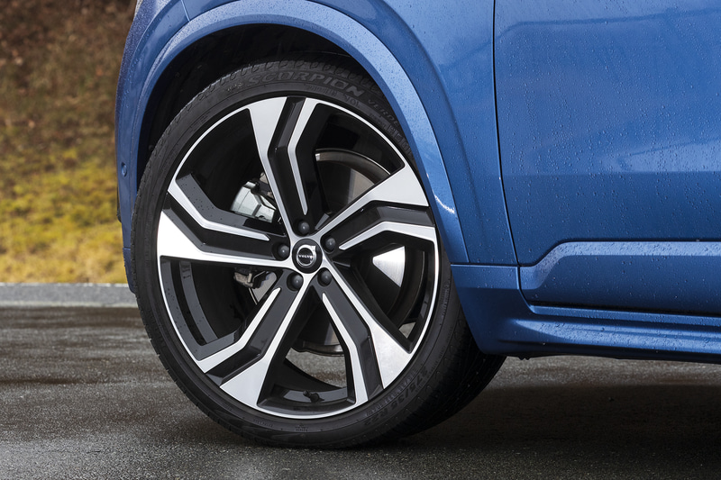 R-Design専用となるフロントグリルやフロント/リアバンパーを装着するほか、ドアミラーカバーやルーフレールなどにグロッシーブラックの専用アイテムを採用。アルミホイールも5ダブルスポーク（ダイヤモンドカット/ブラック）の専用デザイン。組み合わせるタイヤはピレリ製「SCORPION VERDE」（275/35R22）