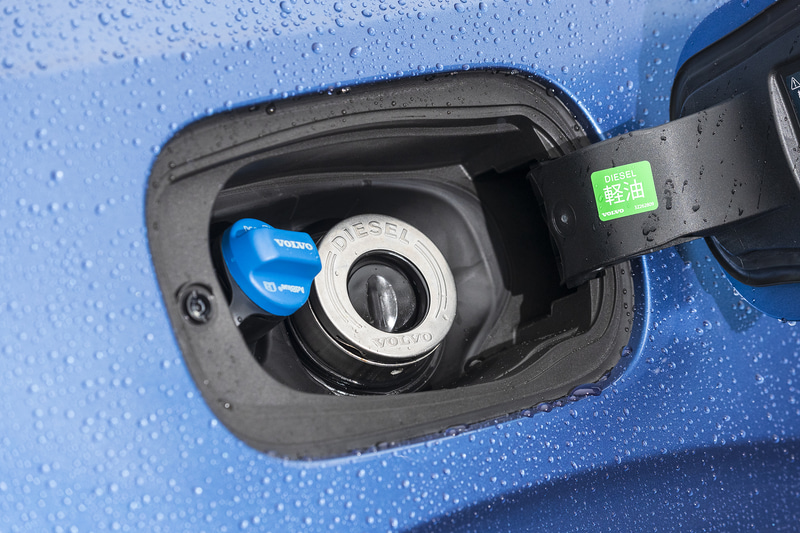 R-Design専用となるフロントグリルやフロント/リアバンパーを装着するほか、ドアミラーカバーやルーフレールなどにグロッシーブラックの専用アイテムを採用。アルミホイールも5ダブルスポーク（ダイヤモンドカット/ブラック）の専用デザイン。組み合わせるタイヤはピレリ製「SCORPION VERDE」（275/35R22）