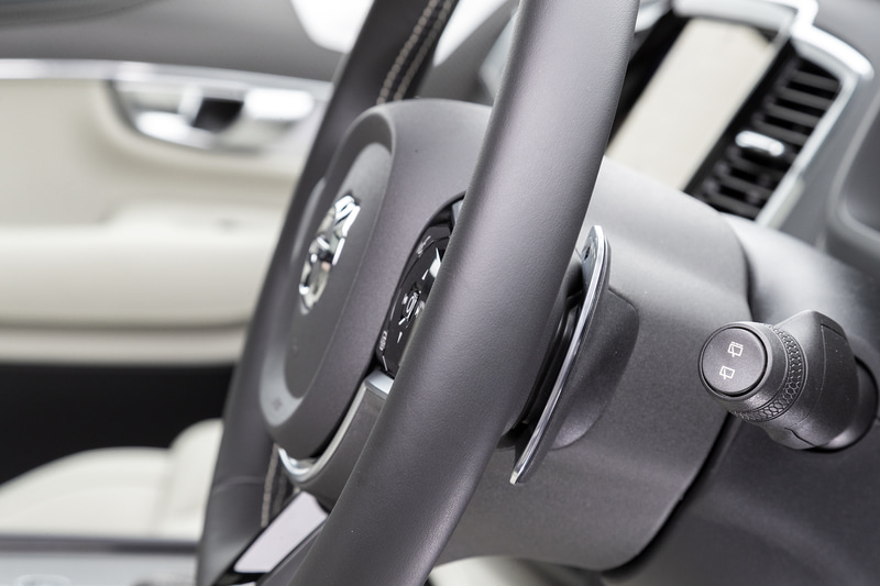 R-Design専用装備として、パドルシフトが採用される