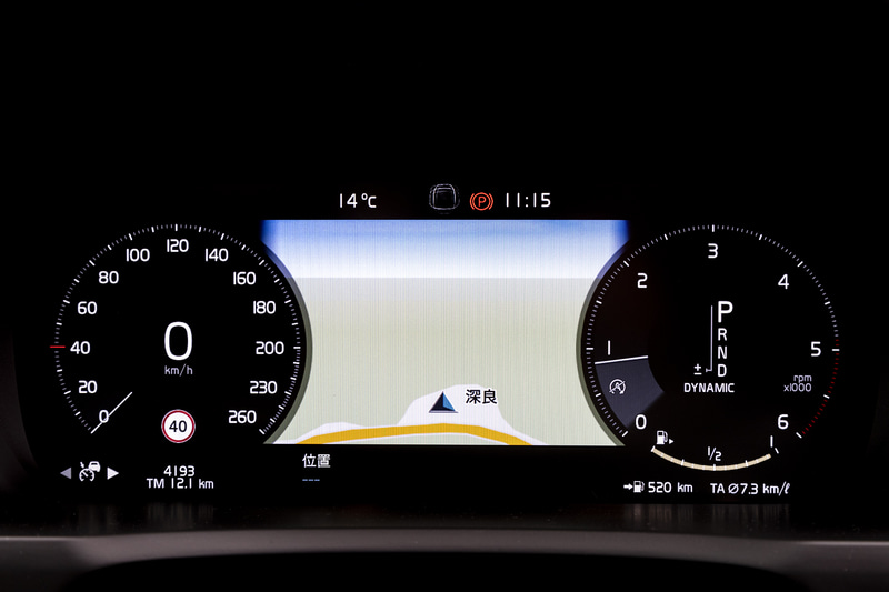 メーターのデザインや中央の表示は好みに応じて変更可能