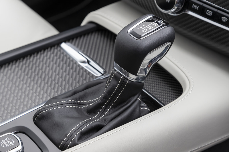 専用の本革巻ステアリングホイール＆シフトノブやアルミペダル、カーボンファイバーパネルなどを採用。Bowers＆Wilkinsプレミアムサウンド・オーディオシステム（46万円）、チルトアップ機構付電動パノラマ・ガラス・サンルーフ（23万円）はオプション装備となる