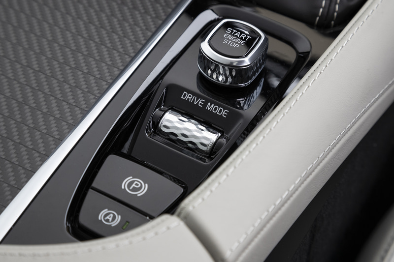 専用の本革巻ステアリングホイール＆シフトノブやアルミペダル、カーボンファイバーパネルなどを採用。Bowers＆Wilkinsプレミアムサウンド・オーディオシステム（46万円）、チルトアップ機構付電動パノラマ・ガラス・サンルーフ（23万円）はオプション装備となる