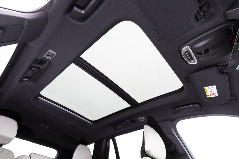 専用の本革巻ステアリングホイール＆シフトノブやアルミペダル、カーボンファイバーパネルなどを採用。Bowers＆Wilkinsプレミアムサウンド・オーディオシステム（46万円）、チルトアップ機構付電動パノラマ・ガラス・サンルーフ（23万円）はオプション装備となる