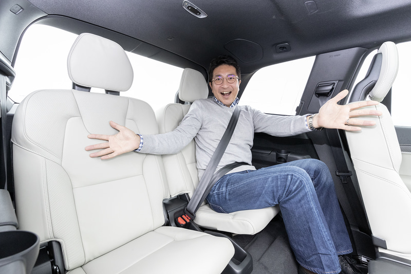 新色「ブロンド」のファインナッパレザー/パーフォレーテッドレザー・コンビネーションシートで車内は上質な印象に。シートの3列目に座っても、膝まわりには多少の余裕がある