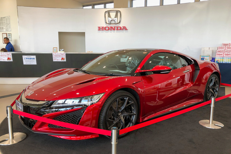 ズラリと並んだ展示車に圧倒されるなか、ショールーム内に入るといきなり出迎えてくれたのが、ホンダ車最高額にして世界に誇れるスーパーカー「NSX」の中古車。いや～、欲しい！（笑）　ご興味のある方は、お値段などぜひU-Select城北店へお問い合わせくださいね