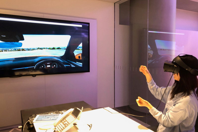 これが、ここアウディシティ紀尾井町の特徴の1つでもある、VRを使ったアウディエクスペリエンス。日本で販売しているモデルはすべて、内装や色、乗った感覚などを試すことができます。ほかのメーカーでもVRを使ったことはあるんですが、1人でワーキャー騒いでしまうのでちょっと恥ずかしいことも（笑）。でもここは、目の前の大きな画面に同様の映像が流れるので、VRゴーグルをつけていない人にも、なんとなく分かってもらえるのがいいと思いました