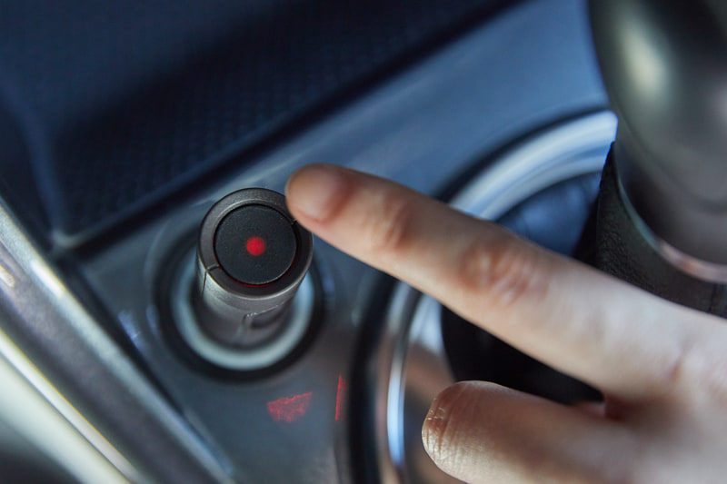 事故などの際には専用デバイスの緊急ボタンを押すことで、アプリからソニー損保に緊急連絡することができる