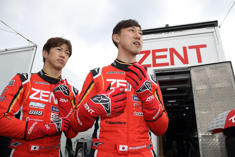38号車 ZENT GR Supraに乗る立川祐路選手（左）と石浦宏明選手（右）のイケメンコンビもアルパインスターズユーザー。立川選手も昨年からグローブもアルパインスターズを使用する。岡山のテストでは、初日総合2位。2日目総合でも2位のタイム