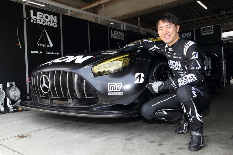 65号車 LEON PYRAMID AMGに乗る菅波冬悟選手は今シーズンも一式アルパインスターズのギアで参戦。岡山のテストでは1日目総合で40位。2日目総合は37位