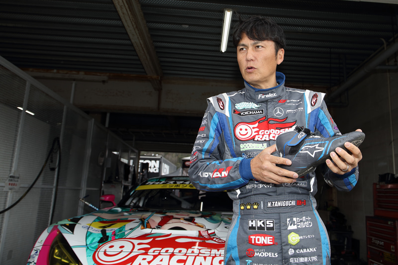 4号車 グッドスマイル 初音ミク AMGに乗る谷口信輝選手はグローブ、シューズ、アンダーウエアを使用。いわく「アルパインスターズの製品は使いやすいだけでなくカッコもいい。サーキットに来てくれるちびっ子やこれからの若者に谷口みたいになりたいと思われたいし、レーシングドライバーという仕事は速さと同時にカッコいい存在であるべきと思うので、使うものには機能のほかにカッコよさは絶対必要だと思います」と語ってくれた