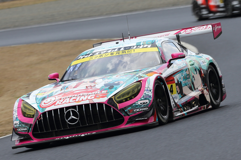 4号車 グッドスマイル 初音ミク AMGに乗る谷口信輝選手はグローブ、シューズ、アンダーウエアを使用。いわく「アルパインスターズの製品は使いやすいだけでなくカッコもいい。サーキットに来てくれるちびっ子やこれからの若者に谷口みたいになりたいと思われたいし、レーシングドライバーという仕事は速さと同時にカッコいい存在であるべきと思うので、使うものには機能のほかにカッコよさは絶対必要だと思います」と語ってくれた