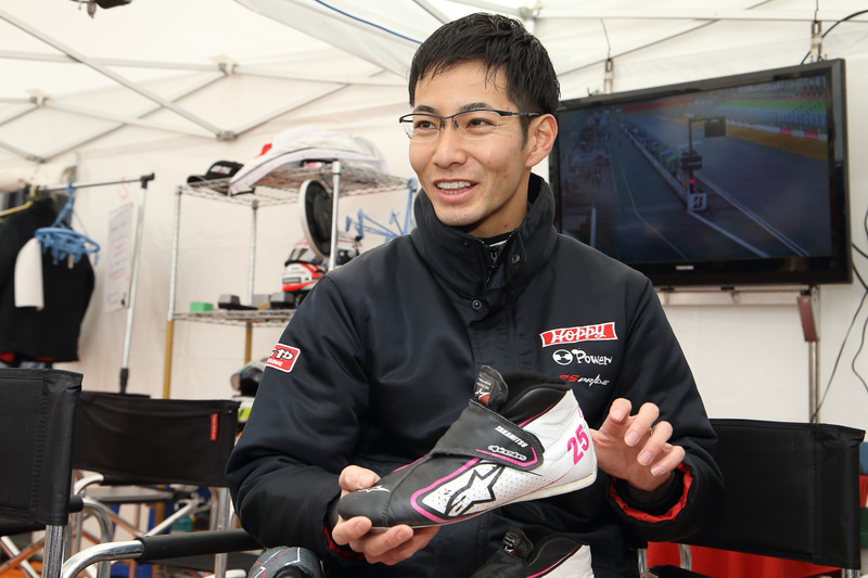 今シーズンからマシンをポルシェにスイッチした25号車 HOPPY  Porscheの松井孝充選手はシューズを昨年までの「SUPERMONOシューズ」から、今年は「TECH1-Z v2シューズ」に変更。松井選手は締めつけすぎを嫌うのでやや緩めに履くが、その状態であっても素材の余計な伸びがなくソールも硬すぎず、柔らかすぎずで激しいペダル操作をしても足先がずれることなく、ミリ単位の操作ができるという