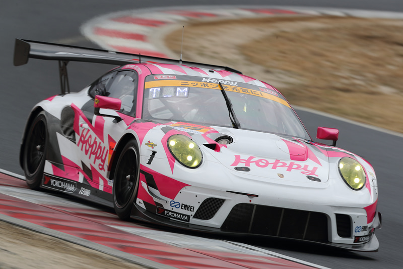 今シーズンからマシンをポルシェにスイッチした25号車 HOPPY  Porscheの松井孝充選手はシューズを昨年までの「SUPERMONOシューズ」から、今年は「TECH1-Z v2シューズ」に変更。松井選手は締めつけすぎを嫌うのでやや緩めに履くが、その状態であっても素材の余計な伸びがなくソールも硬すぎず、柔らかすぎずで激しいペダル操作をしても足先がずれることなく、ミリ単位の操作ができるという