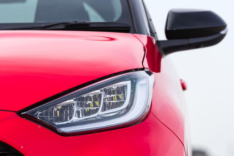 ヤリスのフロントまわり。ヘッドライトはGグレードではオプションとなる3灯式フルLEDヘッドライト＋LEDターンランプ＋LEDクリアランスランプを装着