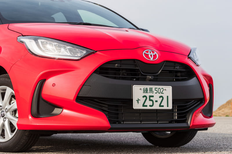 ヤリスのフロントまわり。ヘッドライトはGグレードではオプションとなる3灯式フルLEDヘッドライト＋LEDターンランプ＋LEDクリアランスランプを装着